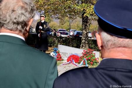 Ob 1. novembru smo se s polaganjem cvetja k osrednjim kamniškim spomenikom poklonili žrtvam vojn (39)